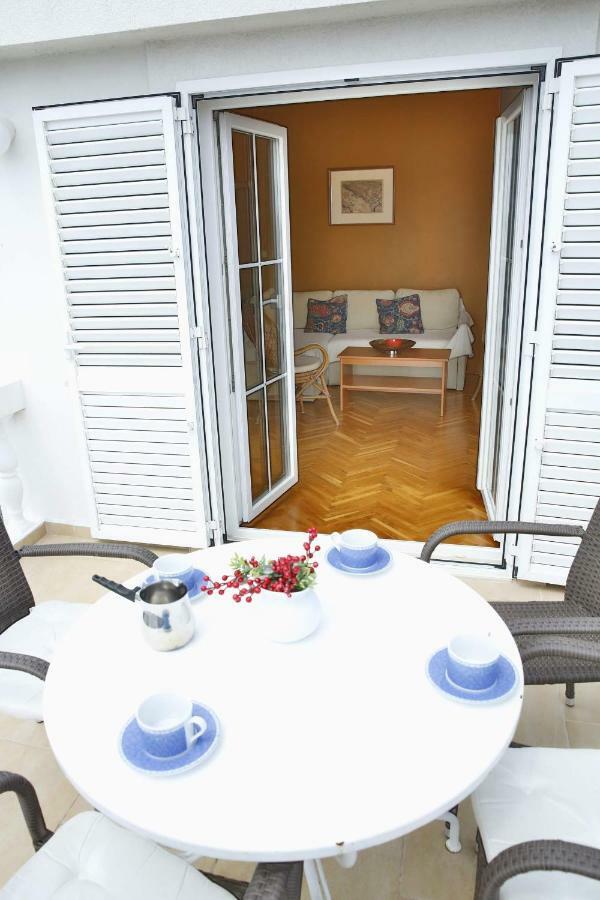 Apartment And Rooms Villa Kolonada Vodice Buitenkant foto